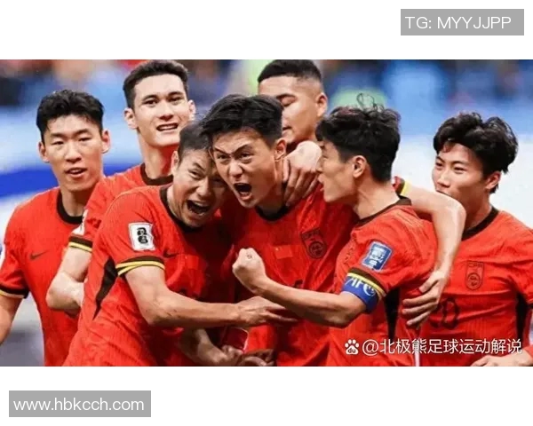 小鹰与足球明星亲密合影展现梦想与激情的瞬间