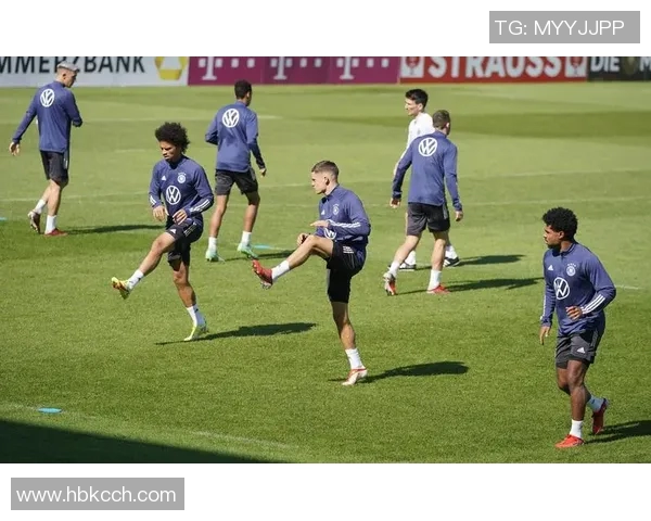 德国足球明星训练场景全景展示展现运动精神与团队合作的魅力